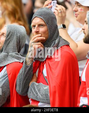 Gelsenkirchen, Deutschland. 30. Juni 2024 - England gegen Slowakei - UEFA Euro 2024 - R16 - Gelsenkirchen. Ein England-Fan, der als Ritter verkleidet ist. Bild : Mark Pain / Alamy Live News Stockfoto