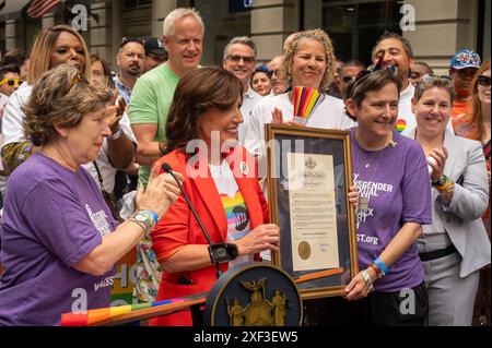 New York, New York, USA. 30. Juni 2024. (NEU) Gouverneur Hochul hält einen Presser. 30. Juni 2024, New York, New York, USA: New Yorker Gouverneur Kathy Hochul (2L) vergibt eine Citation an Rabbiner Sharon Kleinbaum vor der jährlichen New York City Pride Parade am 30. Juni 2024 in New York City. (Foto: M10s/TheNews2) (Foto: M10s/Thenews2/Zumapress) (Bild: © Ron Adar/TheNEWS2 Via ZUMA Press Wire) NUR ZUR REDAKTIONELLEN VERWENDUNG! Nicht für kommerzielle ZWECKE! Quelle: ZUMA Press, Inc./Alamy Live News Stockfoto