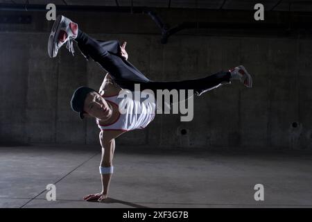 Chinesische Tänzerin tanzt in Garage, San Diego, Kalifornien. Stockfoto