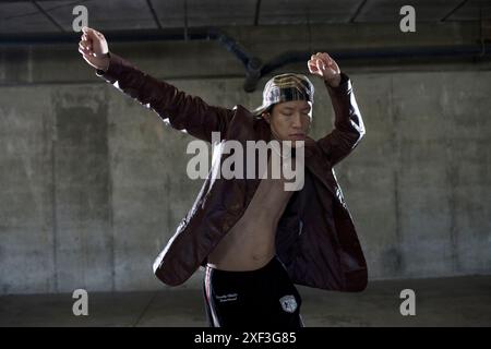 Chinesische Tänzerin tanzt in Garage, San Diego, Kalifornien. Stockfoto