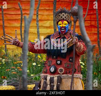 Richmond upon Thames, London, Großbritannien. Das RHS Hampton Court Palace Garden Festival, die größte Blumenausstellung der Welt, wird am 2-7. Juli 2024 eröffnet. Bild: Der von Juliet Sargeant entworfene Anniversary Garden des Lion King wurde anlässlich des 25. Jubiläums von Disneys The Lion King in London geschaffen. Star der West End-Show, Thenjiwe Nofemele, tritt in voller Kostümierung im Garten auf. Quelle: Malcolm Park/Alamy Live News Stockfoto
