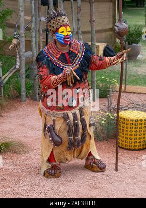 Richmond upon Thames, London, Großbritannien. Das RHS Hampton Court Palace Garden Festival, die größte Blumenausstellung der Welt, wird am 2-7. Juli 2024 eröffnet. Bild: Der von Juliet Sargeant entworfene Anniversary Garden des Lion King wurde anlässlich des 25. Jubiläums von Disneys The Lion King in London geschaffen. Star der West End-Show, Thenjiwe Nofemele, tritt in voller Kostümierung im Garten auf. Quelle: Malcolm Park/Alamy Live News Stockfoto