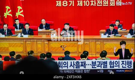 Seoul, Südkorea. Juli 2024. Eine 24-stündige Yonhapnews-Fernsehsendung am Yongsan-Bahnhof in Seoul zeigt, dass der nordkoreanische Führer Kim Jong un die 10. Plenarsitzung des 8. Zentralkomitees der Arbeiterpartei abhält. Der dritte Tag der 10. Plenarsitzung des 8. Zentralkomitees der WPK fand am 30. Juni statt, "um detaillierte und praktische Maßnahmen zur erfolgreichen Erfüllung der Aufgaben für 2024 auszuarbeiten", sagte die koreanische Zentrale Nachrichtenagentur (KCNA). Quelle: SOPA Images Limited/Alamy Live News Stockfoto