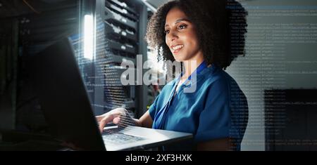 Frau, Laptop und Techniker, die im Serverraum arbeiten, Firmwear-Update und Programmierer für Cyber-Sicherheit. Entwickler, Zuversicht und IT-Support oder -Upgrade Stockfoto