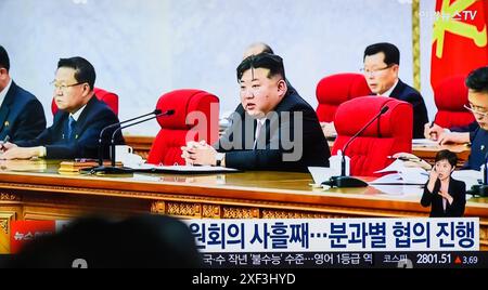 Seoul, Südkorea. Juli 2024. Eine 24-stündige Yonhapnews-Fernsehsendung am Yongsan-Bahnhof in Seoul zeigt, dass der nordkoreanische Führer Kim Jong un die 10. Plenarsitzung des 8. Zentralkomitees der Arbeiterpartei abhält. Der dritte Tag der 10. Plenarsitzung des 8. Zentralkomitees der WPK fand am 30. Juni statt, "um detaillierte und praktische Maßnahmen zur erfolgreichen Erfüllung der Aufgaben für 2024 auszuarbeiten", sagte die koreanische Zentrale Nachrichtenagentur (KCNA). Quelle: SOPA Images Limited/Alamy Live News Stockfoto