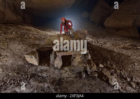 Höhlenexpedition zur Erkundung der Höhlen des Tongzi-Mastersystems im nördlichen Wulong County, Provinz Chongqing in China Stockfoto