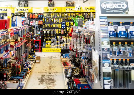 Werkzeuge zum Verkauf in einem unabhängigen Shop für Heimwerker in Cornwall, Großbritannien. Stockfoto