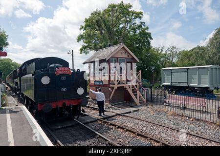 Der Wealden Pullman kommt an der Tenterden Town Station an der Kent and East Sussex Railway an Stockfoto