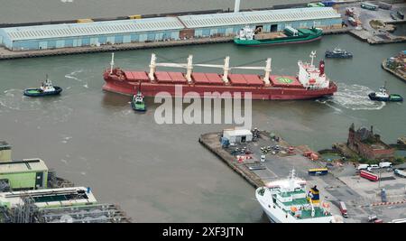 Das Schiff wird von Schleppern an den Seaforth Docks, Liverpool, Merseyside, Nordwestengland, Großbritannien manövriert Stockfoto