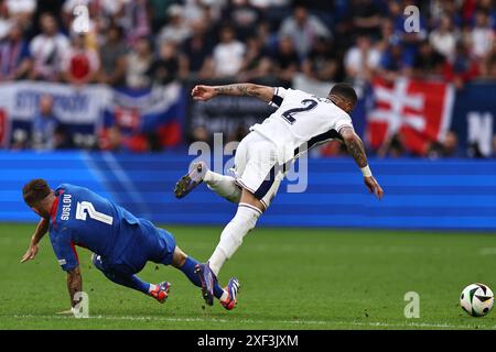 Tomas Suslov (Slowakei)Kyle Walker (England) während des Spiels zur UEFA Euro Deutschland 2024 zwischen England 2-1 d.t.s. Slowakei in der Arena AufSchalk am 30. Juni 2024 in Gelsenkirchen. Quelle: Maurizio Borsari/AFLO/Alamy Live News Stockfoto