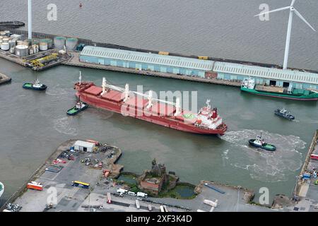 Das Schiff wird von Schleppern an den Seaforth Docks, Liverpool, Merseyside, Nordwestengland, Großbritannien manövriert Stockfoto