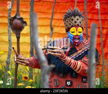 Richmond upon Thames, London, Großbritannien. Das RHS Hampton Court Palace Garden Festival, die größte Blumenausstellung der Welt, wird am 2-7. Juli 2024 eröffnet. Bild: Der von Juliet Sargeant entworfene Anniversary Garden des Lion King wurde anlässlich des 25. Jubiläums von Disneys The Lion King in London geschaffen. Star der West End-Show, Thenjiwe Nofemele, tritt in voller Kostümierung im Garten auf. Quelle: Malcolm Park/Alamy Live News Stockfoto