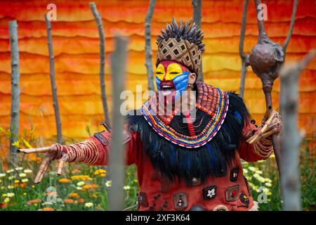 Richmond upon Thames, London, Großbritannien. Das RHS Hampton Court Palace Garden Festival, die größte Blumenausstellung der Welt, wird am 2-7. Juli 2024 eröffnet. Bild: Der von Juliet Sargeant entworfene Anniversary Garden des Lion King wurde anlässlich des 25. Jubiläums von Disneys The Lion King in London geschaffen. Star der West End-Show, Thenjiwe Nofemele, tritt in voller Kostümierung im Garten auf. Quelle: Malcolm Park/Alamy Live News Stockfoto
