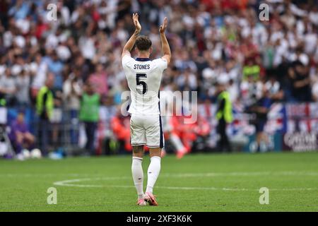 John Stones (England) während des Spiels zur UEFA Euro 2024 zwischen England 2-1 d.t.s. Slowakei in der Arena AufSchalk am 30. Juni 2024 in Gelsenkirchen. Quelle: Maurizio Borsari/AFLO/Alamy Live News Stockfoto