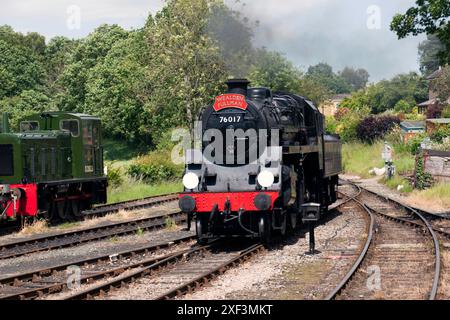 Die Wealden Pullman, Lokomotive Nr. 76017, wurde am Bahnhof Tenterden an der Kent and East Sussex Railway vom Zug abgekuppelt. Stockfoto