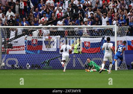 Ivan Schranz (Slowakei)Jordan Pickford (England) er erzielte das erste Tor für seine Mannschaft während des Spiels zur UEFA Euro 2024 zwischen England 2-1 d.t.s. Slowakei in der Arena AufSchalk am 30. Juni 2024 in Gelsenkirchen. (Foto von Stockfoto