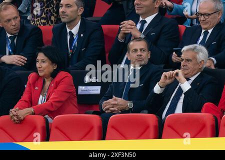 KÖLN, DEUTSCHLAND - JUNI 30: Salome Zourabichvili, Präsident Georgiens, Aleksander Ceferin, Präsident der UEFA, und Pedro Rocha, präsident des spanischen Fußballverbandes beim Achtelfinale der UEFA EURO 2024 zwischen Spanien und Georgien am 30. Juni 2024 im Kölner Stadion in Köln. (Foto: Joris Verwijst/BSR Agency) Stockfoto