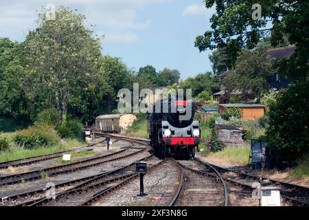 Die Wealden Pullman, Lokomotive Nr. 76017, wurde am Bahnhof Tenterden an der Kent and East Sussex Railway vom Zug abgekuppelt. Stockfoto