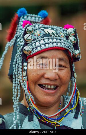 Thailand, Provinz Chiang Mai; Frau des Akha-Stammes mit traditioneller Kopfdekoration. Stockfoto