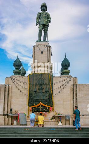 Thailand, Bangkok; die Menschen verehren die Statue von König Rama VI. Der König hat in Thailand einen göttlichen Status. Stockfoto