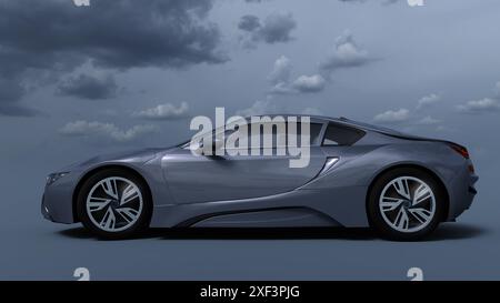 Ein metallisch blaues Elektroauto unter bewölktem Himmel Stockfoto