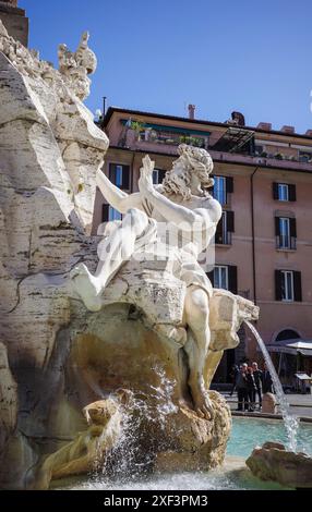 Fontana dei Quattro Fiumi (Brunnen der vier Flüsse), entworfen von Gian Lorenzo Bernini im Jahr 1651. Detail, das die Allegorie der Donau zeigt. Piaz Stockfoto