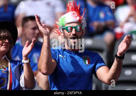 Anhänger Italiens beim Achtelfinale der UEFA Euro 2024 zwischen der Schweiz und Italien im Olympiastadion am 29. Juni 2024 in Berlin. Stockfoto