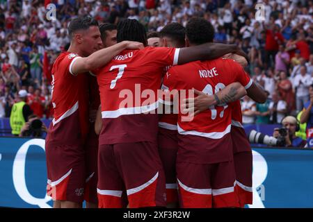 Ruben Vargas aus der Schweiz feiert mit seinen Teamkollegen, nachdem er beim Achtelfinale der UEFA Euro 2024 im Olympiastadion am 29. Juni 2024 in Berlin ein Tor geschossen hat. Stockfoto