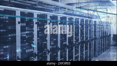 Bild von mathematischen Gleichungen, die auf Mosaikquadraten über dem Serverraum des Computers schweben Stockfoto