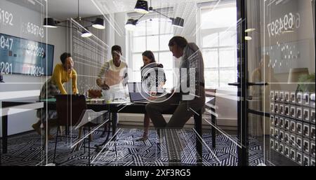 Bild von wechselnden Zahlen, Ladebalken und Kreisen über verschiedene Kollegen, die Berichte diskutieren Stockfoto