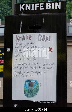 Victoria Avenue, Southend on Sea, Essex, Großbritannien. Juli 2024. Die 3,5 Tonnen schwere Skulptur-Kunstinstallation Knife Angel wurde oben auf der Southend's High Street positioniert, um ihre Kampagne gegen Messerkriminalität fortzusetzen, eine Straftat, die vor Ort mehrmals begangen wurde. Gebaut aus dem Jahr 100.000 beschlagnahmte oder übergab Waffen, die von Polizeikräften in ganz Großbritannien gesammelt wurden, z. B. aus dem Messerbehälter vor der Southend Police Station. Kunstwerk von 11jährigem Kind Stockfoto