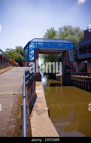 Installation von Foss River Hochwasserbarrieren am Foss River in York Stockfoto