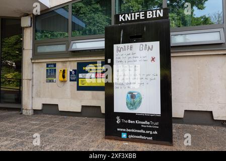 Victoria Avenue, Southend on Sea, Essex, Großbritannien. Juli 2024. Die 3,5 Tonnen schwere Skulptur-Kunstinstallation Knife Angel wurde oben auf der Southend's High Street positioniert, um ihre Kampagne gegen Messerkriminalität fortzusetzen, eine Straftat, die vor Ort mehrmals begangen wurde. Gebaut aus dem Jahr 100.000 beschlagnahmte oder übergab Waffen, die von Polizeikräften in ganz Großbritannien gesammelt wurden, z. B. aus dem Messerbehälter vor der Southend Police Station. Kunstwerk von 11jährigem Kind Stockfoto