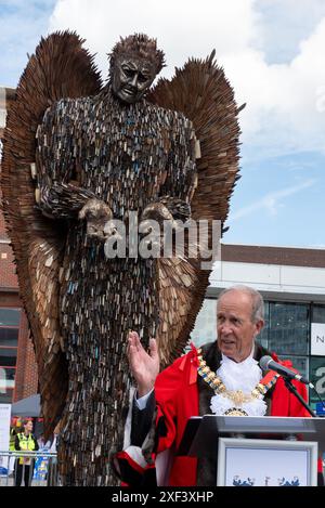 High Street, Southend on Sea, Essex, Großbritannien. Juli 2024. Die 3,5 Tonnen schwere Skulptur-Kunstinstallation Knife Angel wurde oben auf der Southend's High Street positioniert, um ihre Kampagne gegen Messerkriminalität fortzusetzen, eine Straftat, die vor Ort mehrmals begangen wurde. 100.000 wurden Waffen beschlagnahmt oder übergeben, die von Polizeikräften in ganz Großbritannien gesammelt und 2018 von dem Bildhauer Alfie Bradley geschaffen wurden. Das Knife Angel wurde heute von Ron Woodley, Bürgermeister von Southend, auf dem letzten Halt auf seiner Landtour vorgestellt, die bis Juli gezeigt wurde Stockfoto