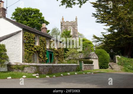 Cottages and Church, Manaccan, The Lizard, Cornwall, UK - kleines Dorf in Cornwall - Ferienhaus und Kirche Stockfoto