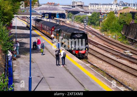 34067 Tangmere Dampfmaschine in Southern Region Green an der Scarborough Station mit Oldtimer-Wagen Stockfoto