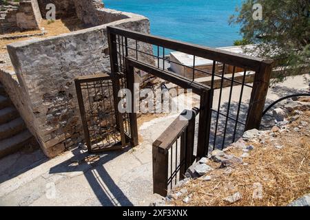 Altes Eisentor auf der ehemaligen Lepra Colonia lerapreta auf kreta Stockfoto