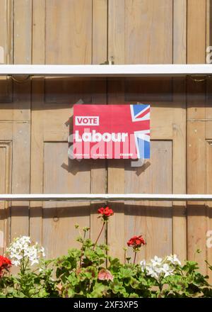 London, Großbritannien. Juli 2024. Im Fenster eines Wohnhauses in Zentral-London wird vor den Wahlen im Vereinigten Königreich am 4. Juli ein Schild mit der Aufschrift „Vote Labour“ angezeigt. Quelle: Vuk Valcic/Alamy Live News Stockfoto