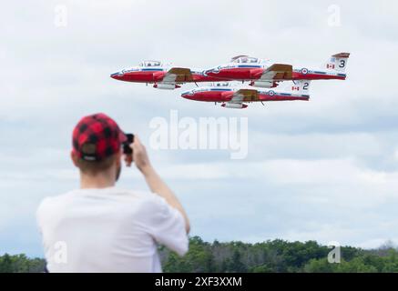 Quinte West, Kanada. 30. Juni 2024. A man filmt die kanadischen Streitkräfte Snowbirds während der Quinte International Air Show 2024 in Quinte West, Ontario, Kanada, am 30. Juni 2024. Quelle: Zou Zheng/Xinhua/Alamy Live News Stockfoto