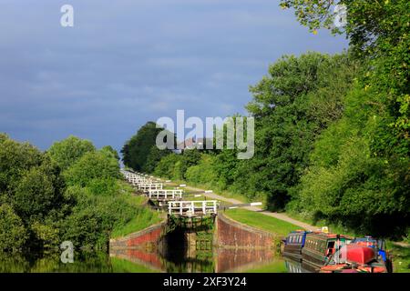 Schmales Boot auf Kennet & Avon Canal, Caen Hill Flight of Locks, Devizes, Wiltshire. Stockfoto