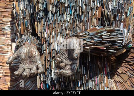 High Street, Southend on Sea, Essex, Großbritannien. Juli 2024. Die 3,5 Tonnen schwere Skulptur-Kunstinstallation Knife Angel wurde oben auf der Southend's High Street positioniert, um ihre Kampagne gegen Messerkriminalität fortzusetzen, eine Straftat, die vor Ort mehrmals begangen wurde. 100.000 wurden Waffen beschlagnahmt oder übergeben, die von Polizeikräften in ganz Großbritannien gesammelt und 2018 von dem Bildhauer Alfie Bradley geschaffen wurden. Der Knife Angel wurde heute auf dem letzten Halt auf seiner Country Tour vorgestellt, die bis Juli gezeigt wird Stockfoto