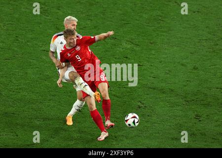 DORTMUND, DEUTSCHLAND - 29. JUNI: Robert Andrich aus Deutschland streitet mit Rasmus Höjlund aus Dänemark beim Achtelfinale der UEFA EURO 2024 im Fußballstadion Dortmund am 29. Juni 2024 in Dortmund.© diebilderwelt / Alamy Stock Stockfoto