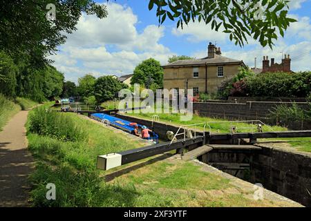 Schmales Boot, das durch Schleuse fährt, Kennet und Avon Canal, Devizes, Wiltshire. Stockfoto