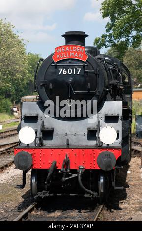 Vorderansicht des Wealden Pullman, Lokomotive Nr. 76017, entkoppelt vom Zug, am Bahnhof Tenterden, an der Kent and East Sussex Railway. Stockfoto