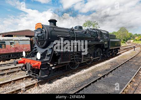 Die Wealden Pullman, Lokomotive Nr. 76017, wurde am Bahnhof Tenterden an der Kent and East Sussex Railway vom Zug abgekuppelt. Stockfoto