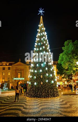 Weihnachtslichter in der Innenstadt bei Nacht, Lissabon, Portugal Stockfoto