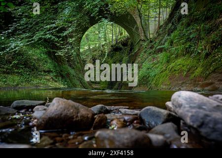 Die Teufelskulpe ist eine wunderschöne Schlucht in der schottischen Landschaft in der Nähe von Loch Lomond und dem Trossachs-Nationalpark. Ein ehemaliger Drehort für den Stockfoto