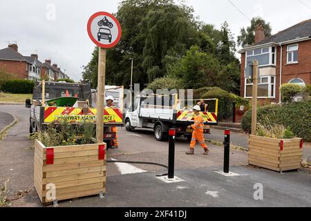 Exeter, Großbritannien, 29. Juli 2024. Nach monatelangen Streitigkeiten und öffentlicher Wut werden die umstrittenen Local Trafic Network Pflanzer und Schiffspoller aus dem Gebiet Heavitree/Wonford in Exeter, Devon, Großbritannien entfernt. Quelle: Mark Passmore/ Alamy Live News Stockfoto