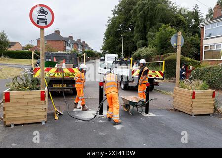 Exeter, Großbritannien, 29. Juli 2024. Nach monatelangen Streitigkeiten und öffentlicher Wut werden die umstrittenen Local Trafic Network Pflanzer und Schiffspoller aus dem Gebiet Heavitree/Wonford in Exeter, Devon, Großbritannien entfernt. Quelle: Mark Passmore/ Alamy Live News Stockfoto