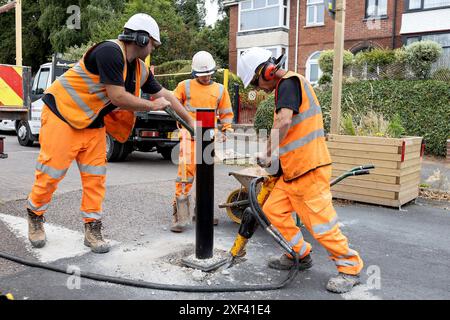 Exeter, Großbritannien, 29. Juli 2024. Nach monatelangen Streitigkeiten und öffentlicher Wut werden die umstrittenen Local Trafic Network Pflanzer und Schiffspoller aus dem Gebiet Heavitree/Wonford in Exeter, Devon, Großbritannien entfernt. Quelle: Mark Passmore/ Alamy Live News Stockfoto